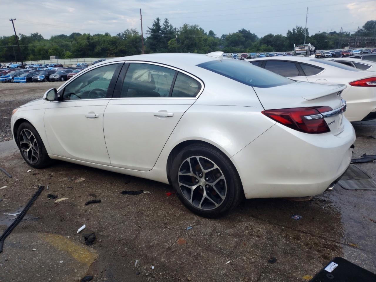 2017 Buick Regal Sport Touring - Image 2