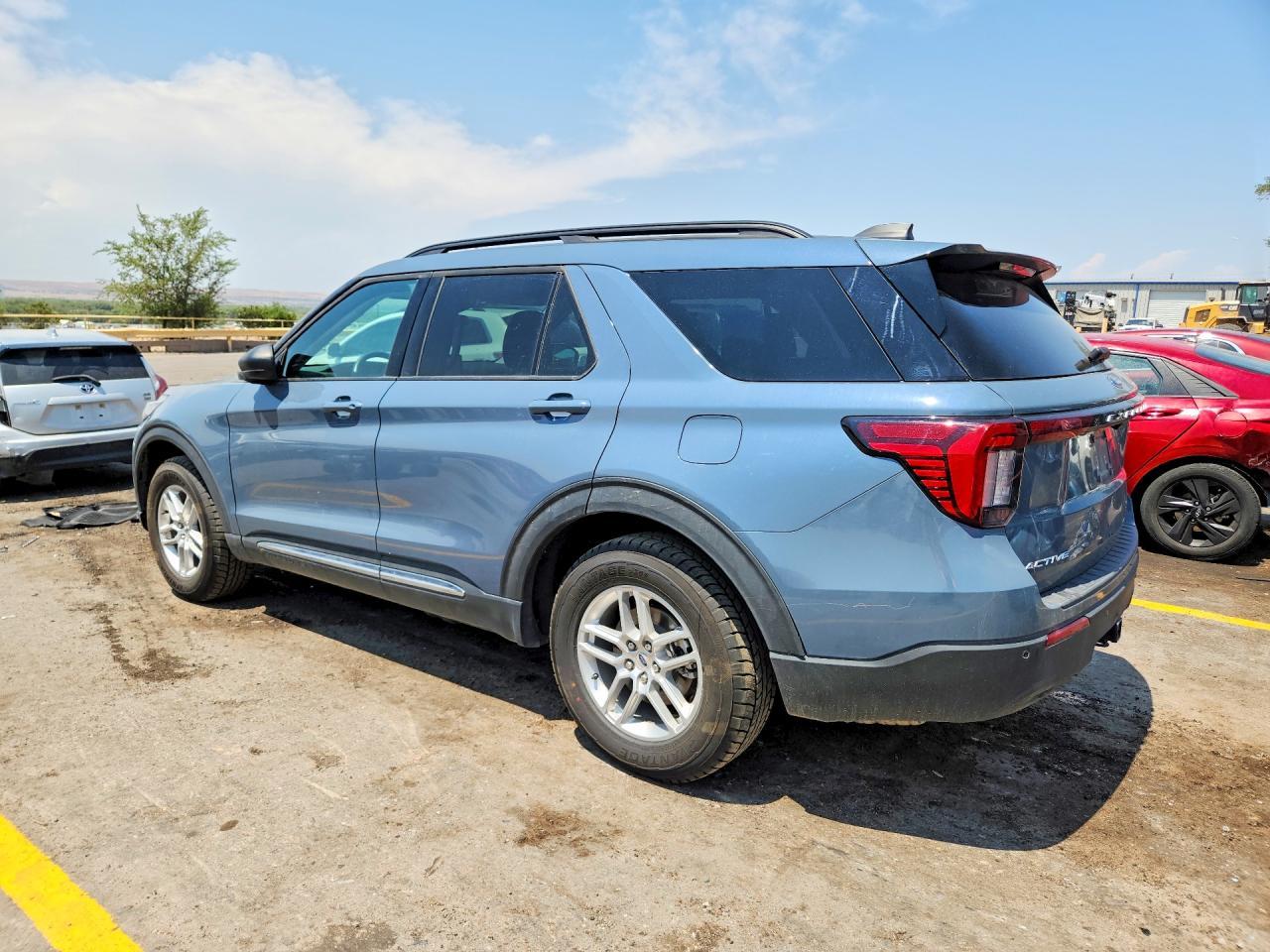 2025 Ford Explorer Active - Фото 2