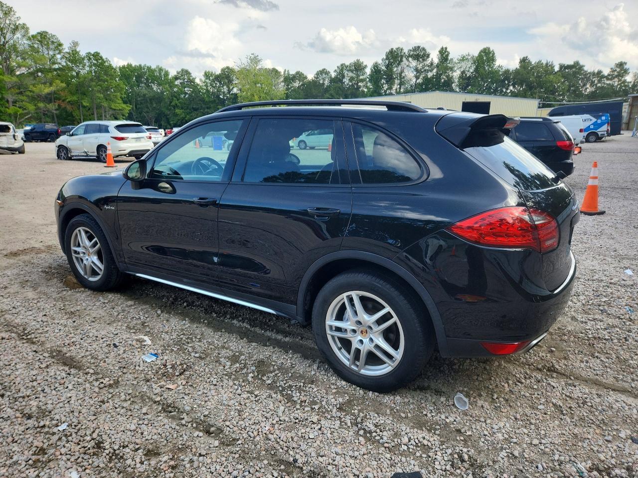 2013 Porsche Cayenne S Hybrid - Image 2