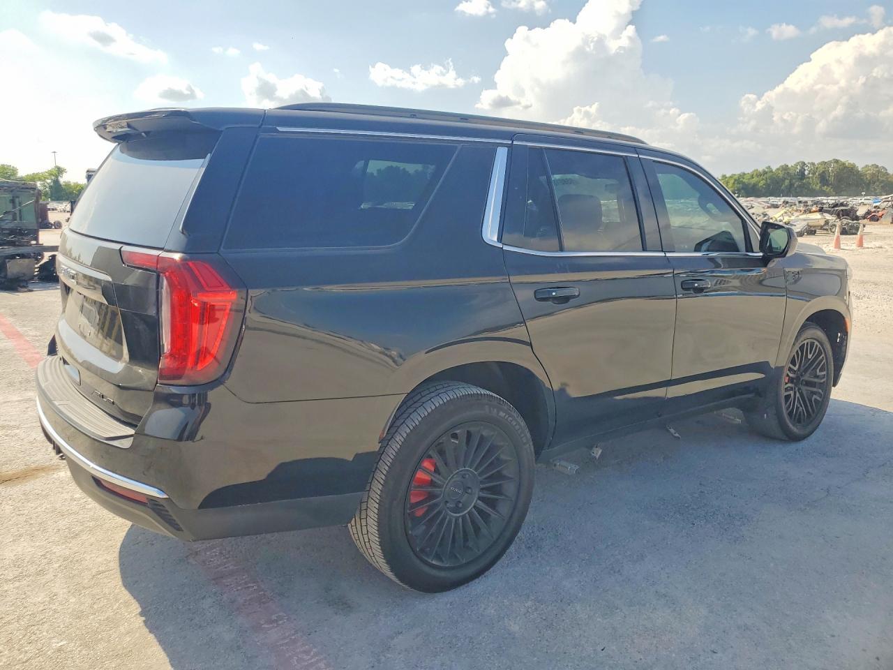 2022 GMC Yukon Sle - Image 3