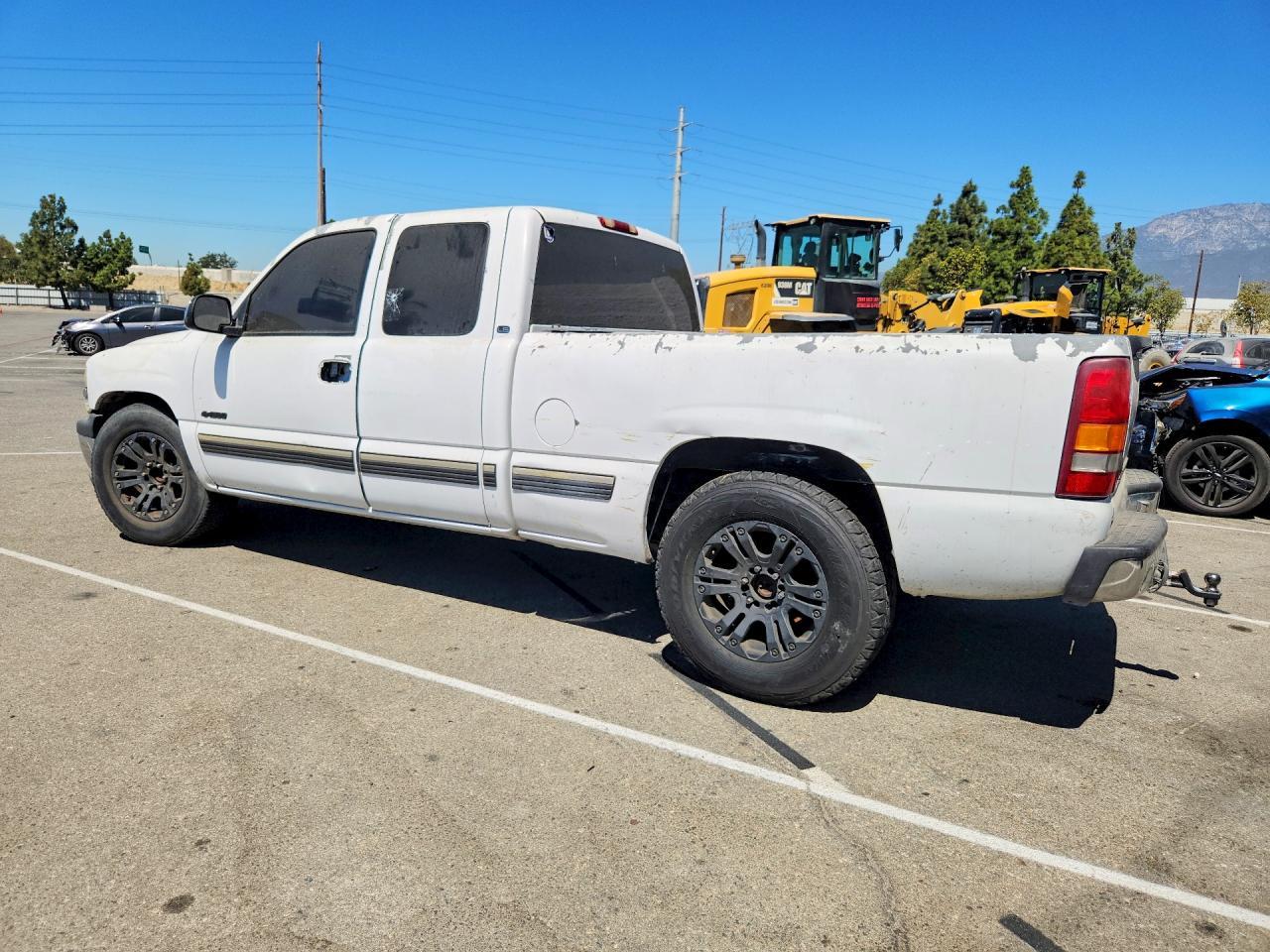 2000 Chevrolet Silverado C1500 - Image 2