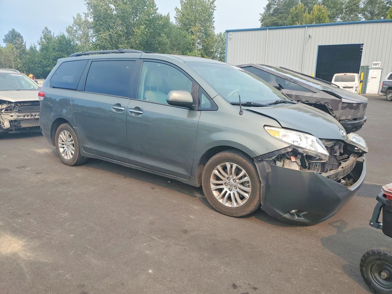 2013 Toyota Sienna Xle 8-Passenger - Фото 4
