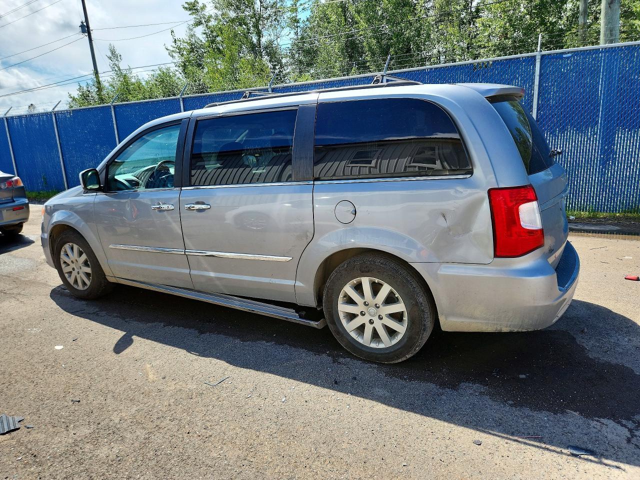 2015 Chrysler Town & Country Touring - Фото 2