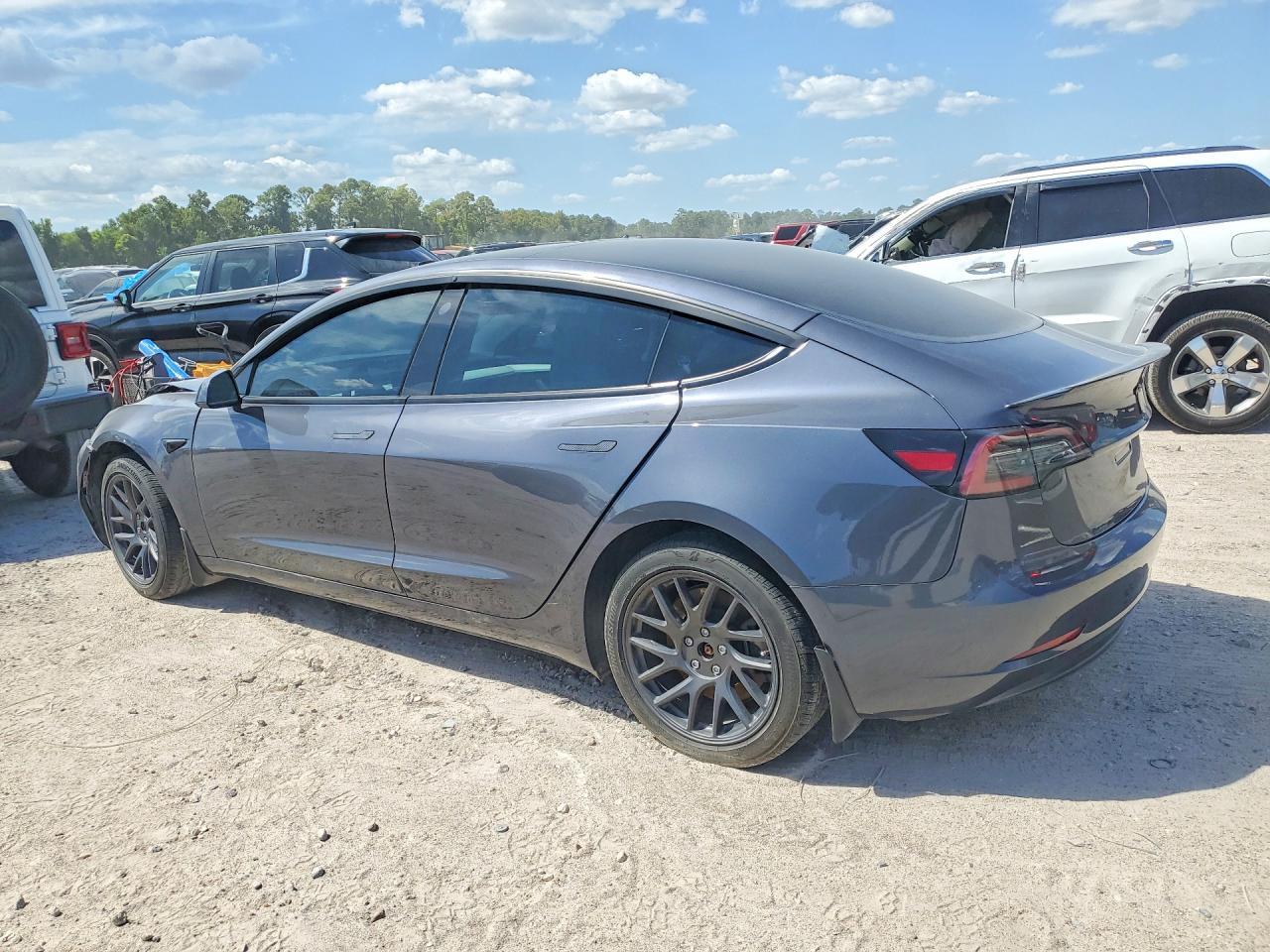2023 Tesla Model 3 - Фото 2