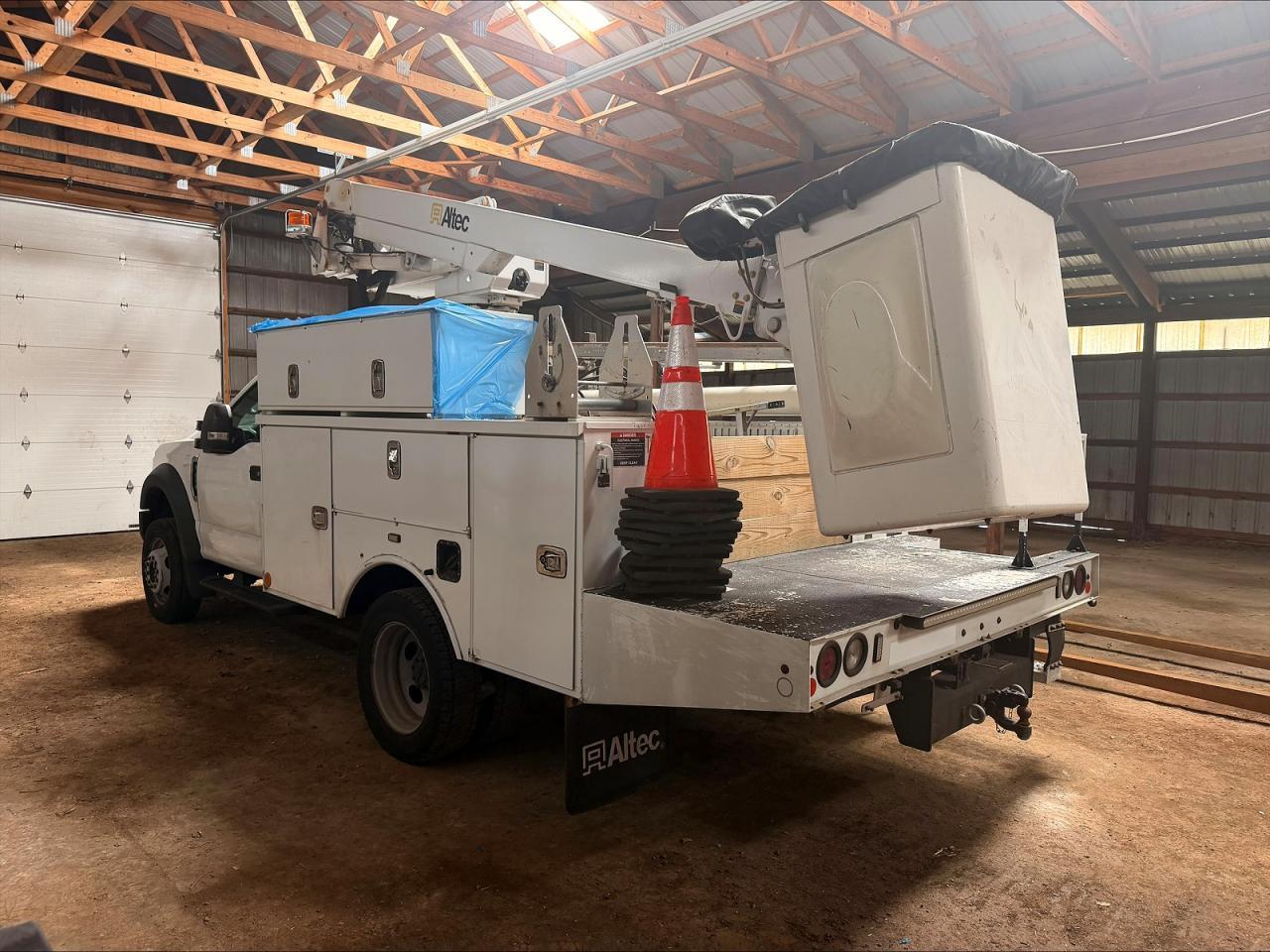 2008 Ford F450 - Utility / Service Truck - Image 3