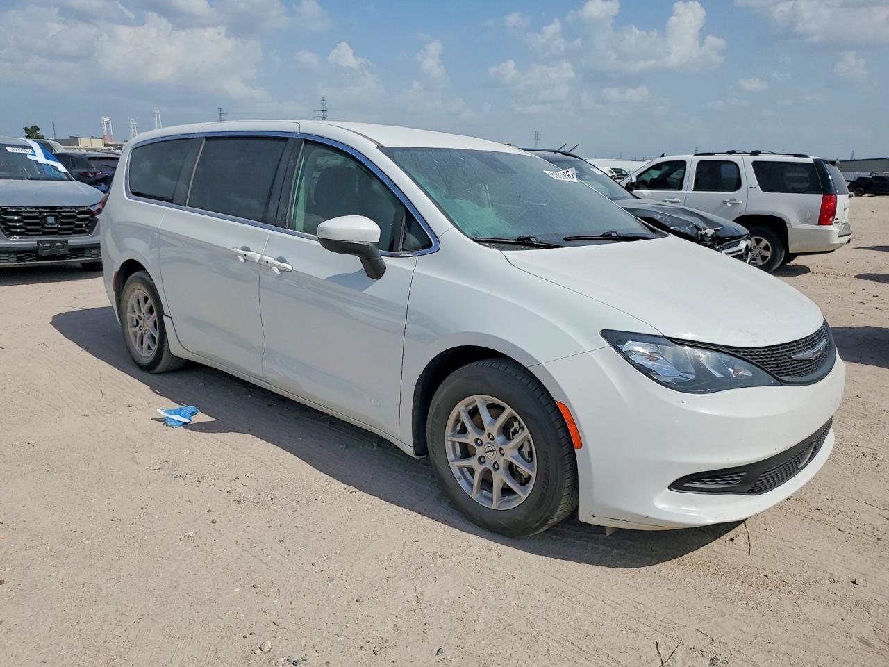 2023 Chrysler Voyager Lx - Image 4