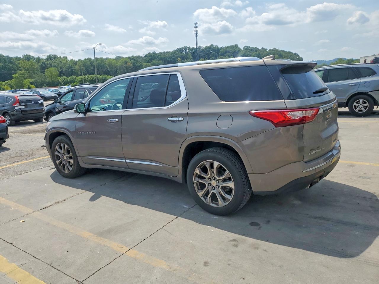 2018 Chevrolet Traverse Premier - Фото 2