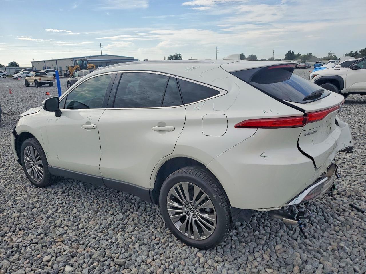 2022 Toyota Venza Xle - Image 2