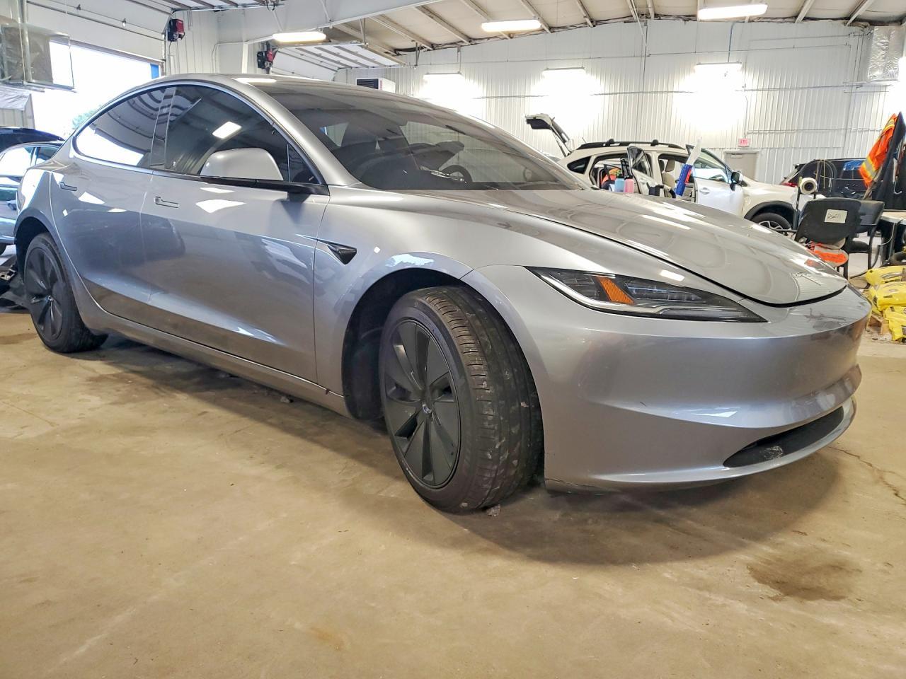 2025 Tesla Model 3 - Фото 4