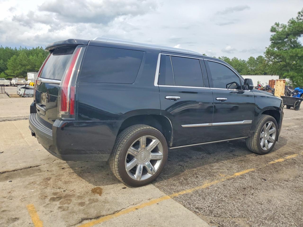 2018 Cadillac Escalade Luxury - Image 3
