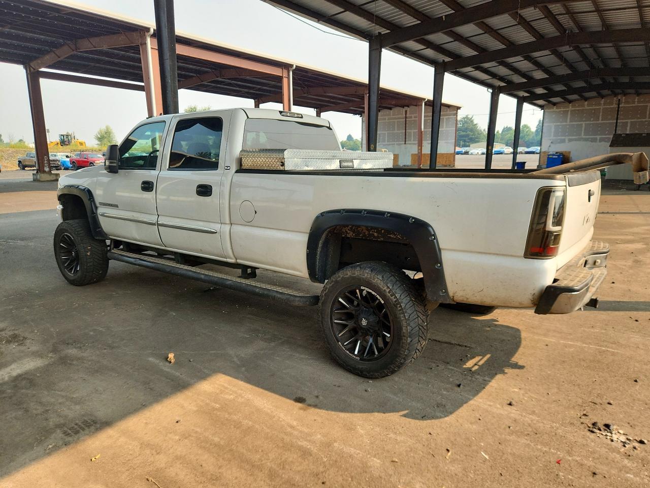 2006 GMC Sierra K2500 Heavy Duty - Image 2