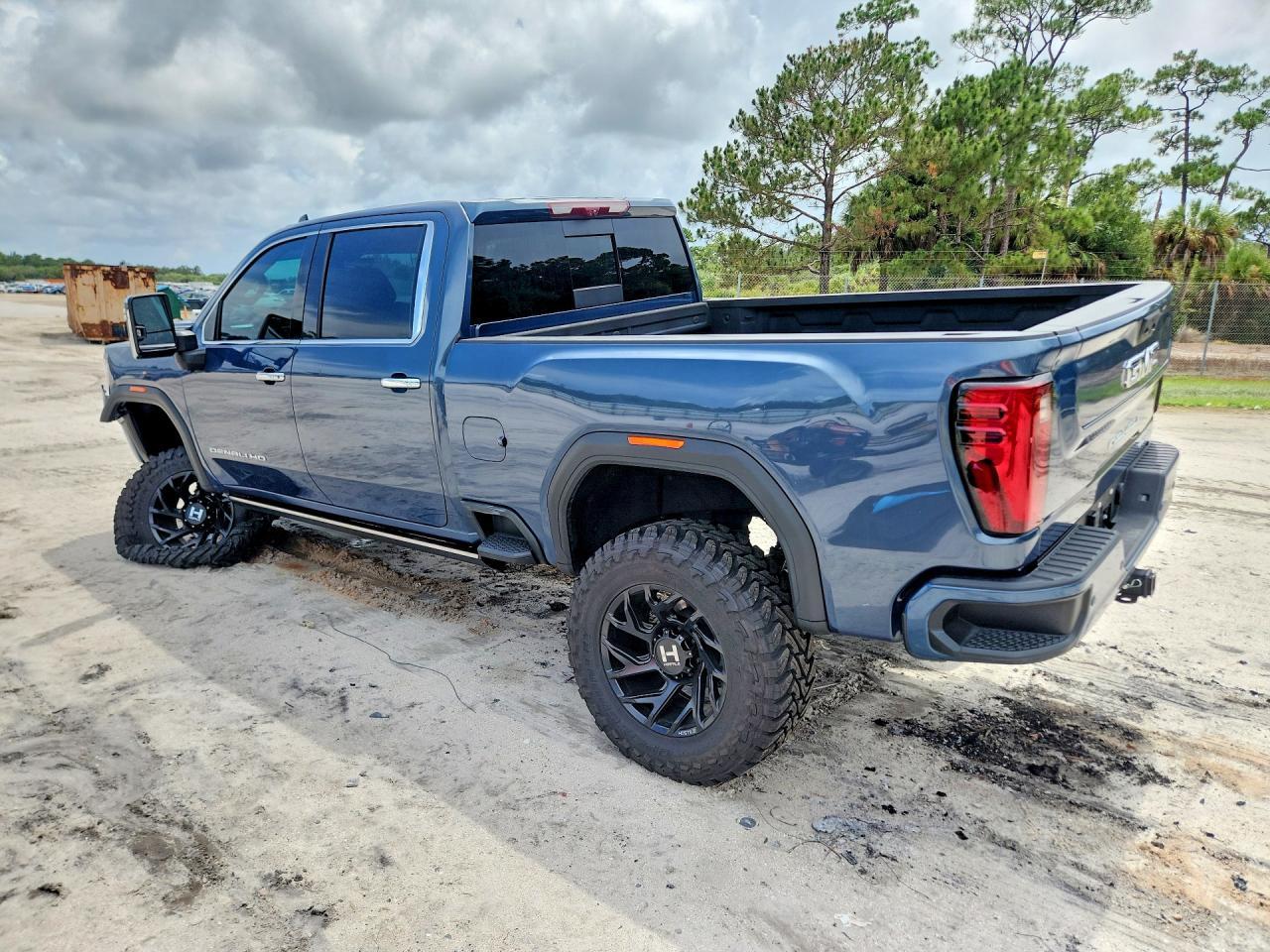 2025 GMC Sierra K2500 Denali Ultimate - Image 2