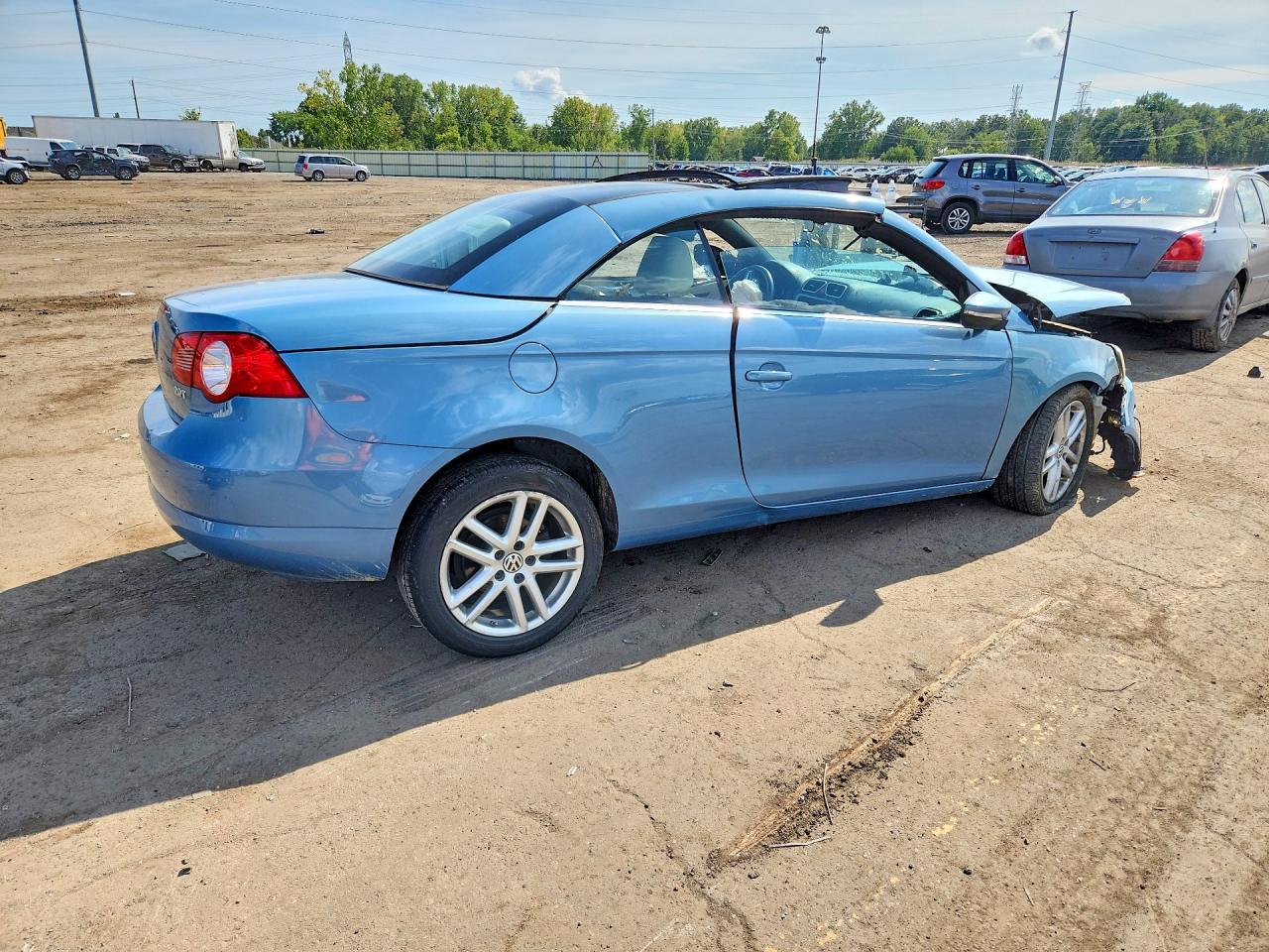 2010 Volkswagen Eos Lux - Image 3