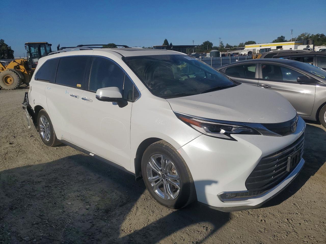 2023 Toyota Sienna Platinum 7-Passenger - Image 4
