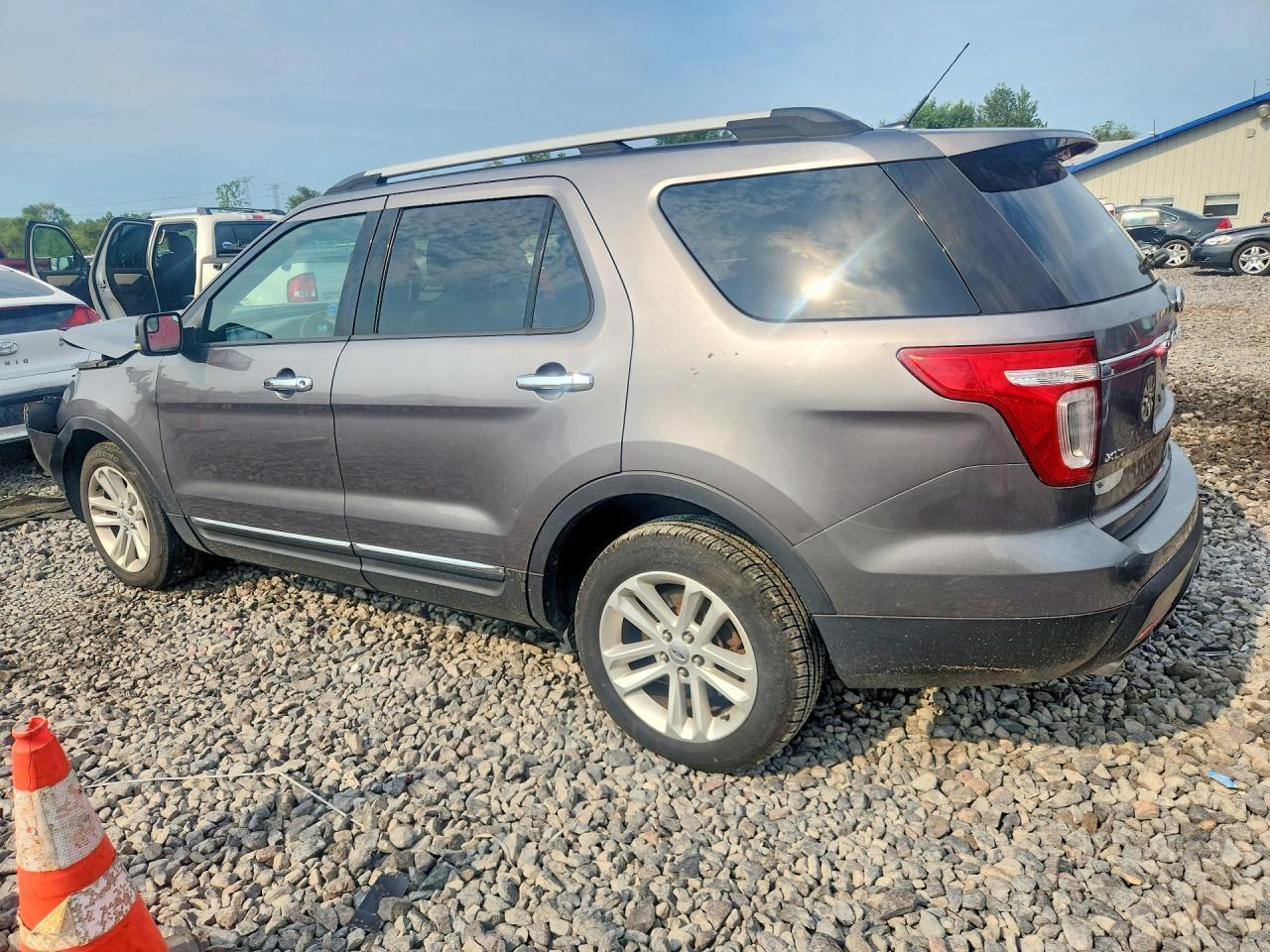 2011 Ford Explorer Xlt - Image 2
