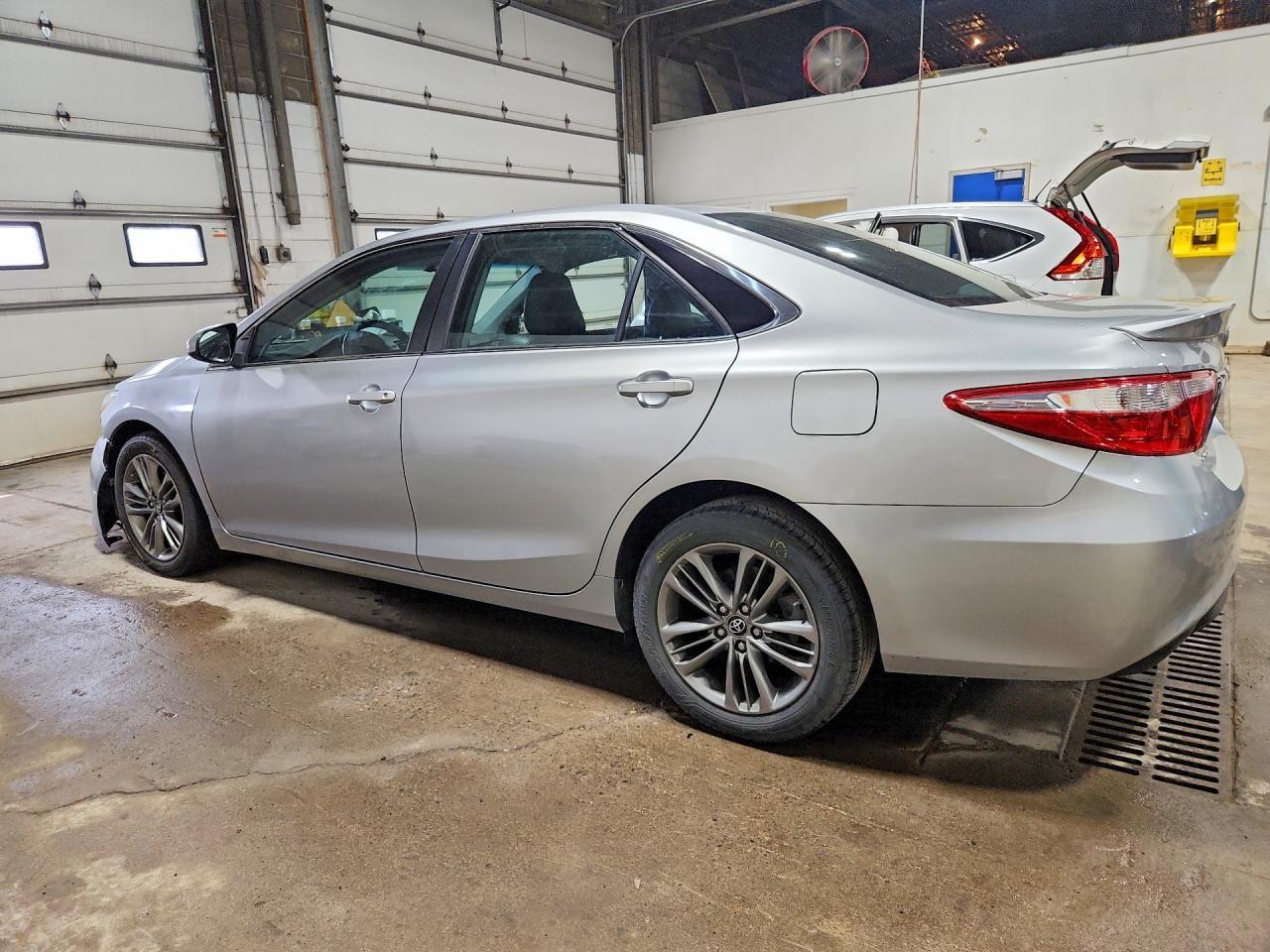 2016 Toyota Camry Se - Фото 2