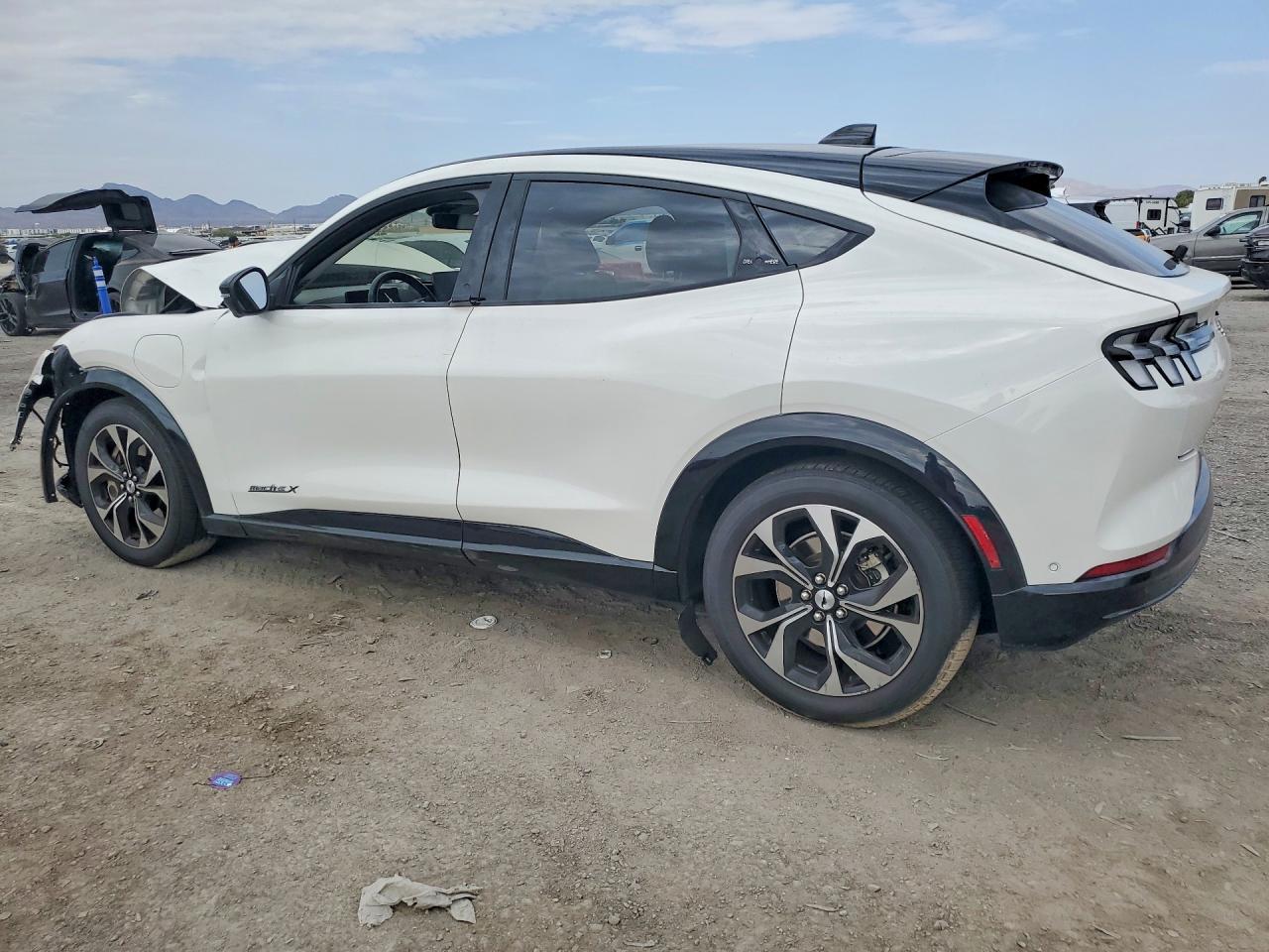 2021 Ford Mustang Mach-E Premium - Фото 2