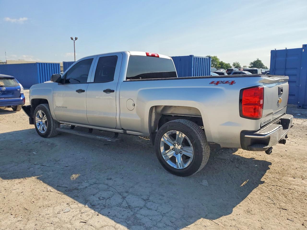 2016 Chevrolet Silverado K1500 Custom - Фото 2