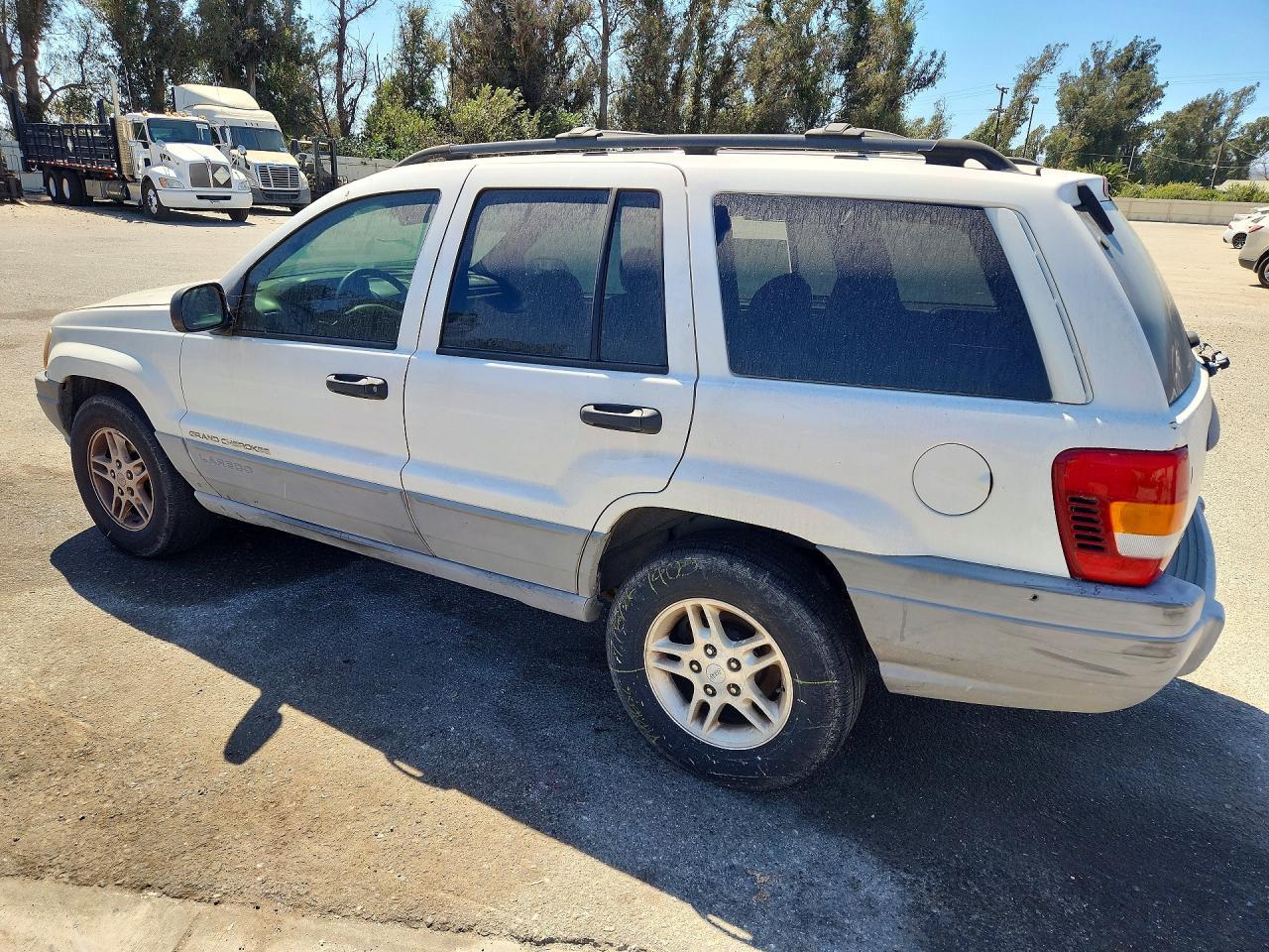 2000 Jeep Grand Cherokee Laredo - Image 2
