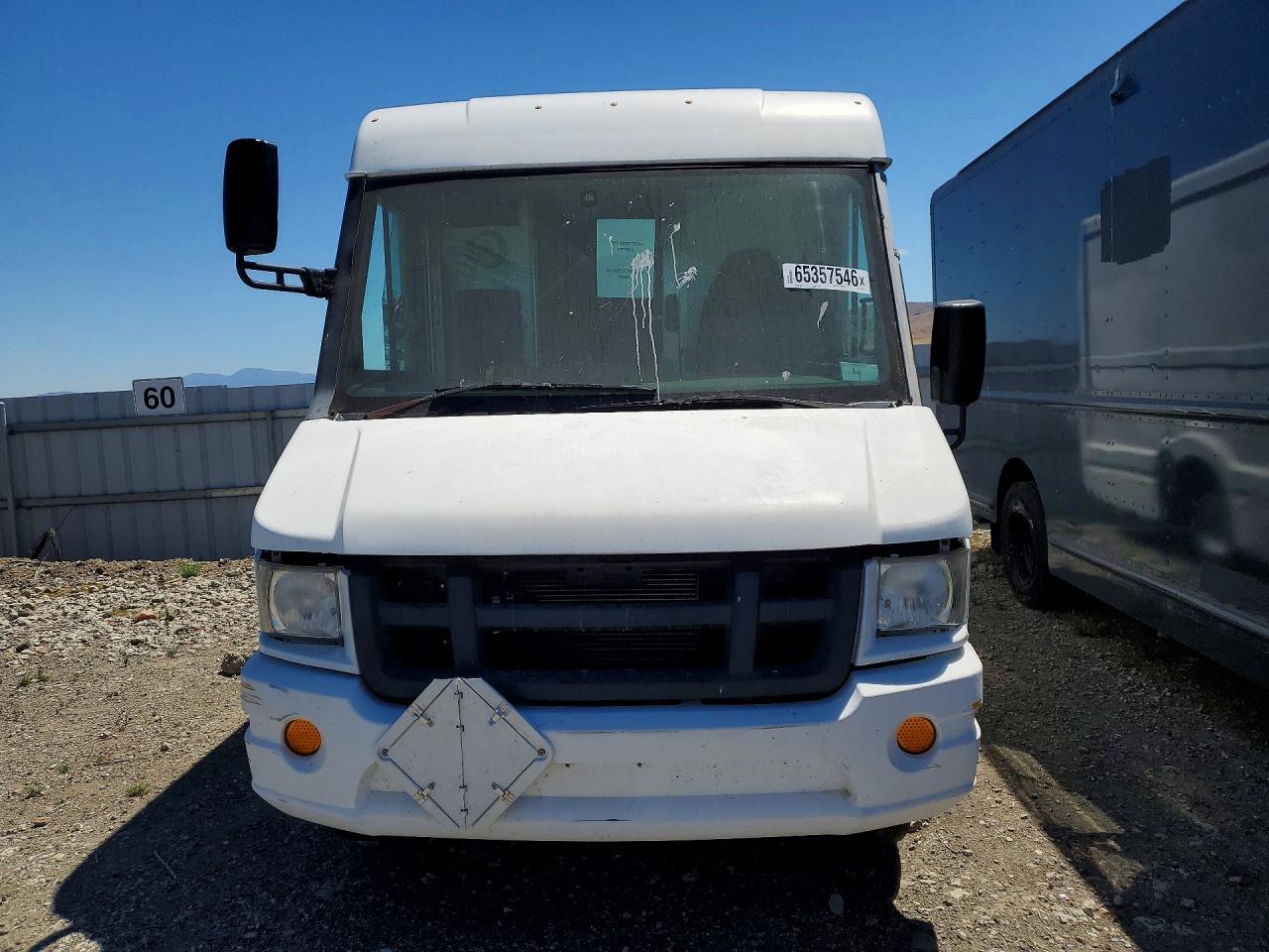 2013 Isuzu Npr Hd Delivery Truck - Image 5