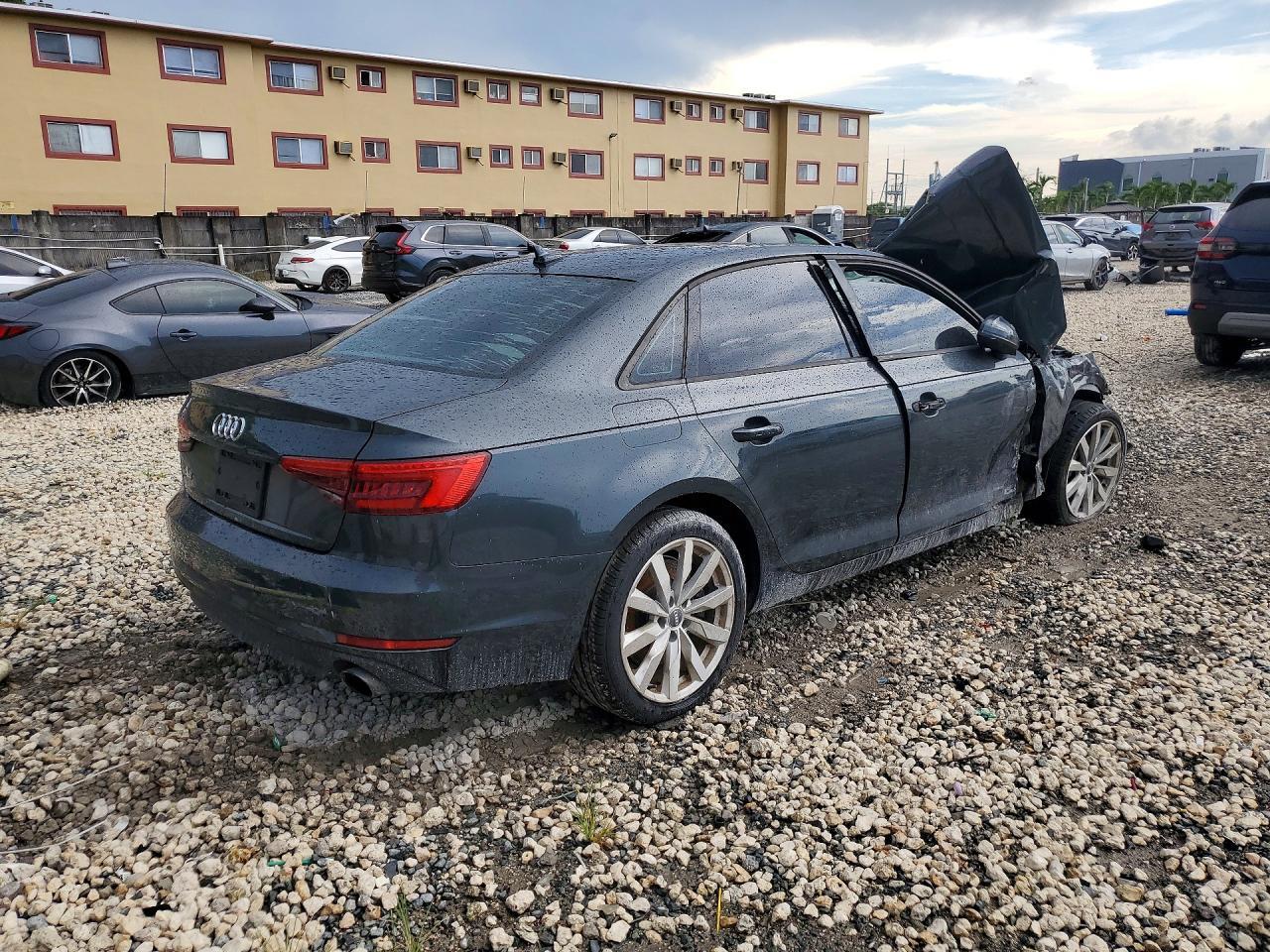 2017 Audi A4 Premium - Фото 3