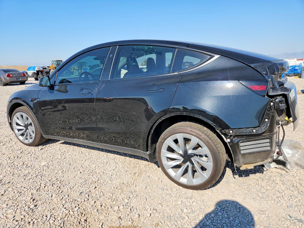 2026 Tesla Model Y - Фото 2