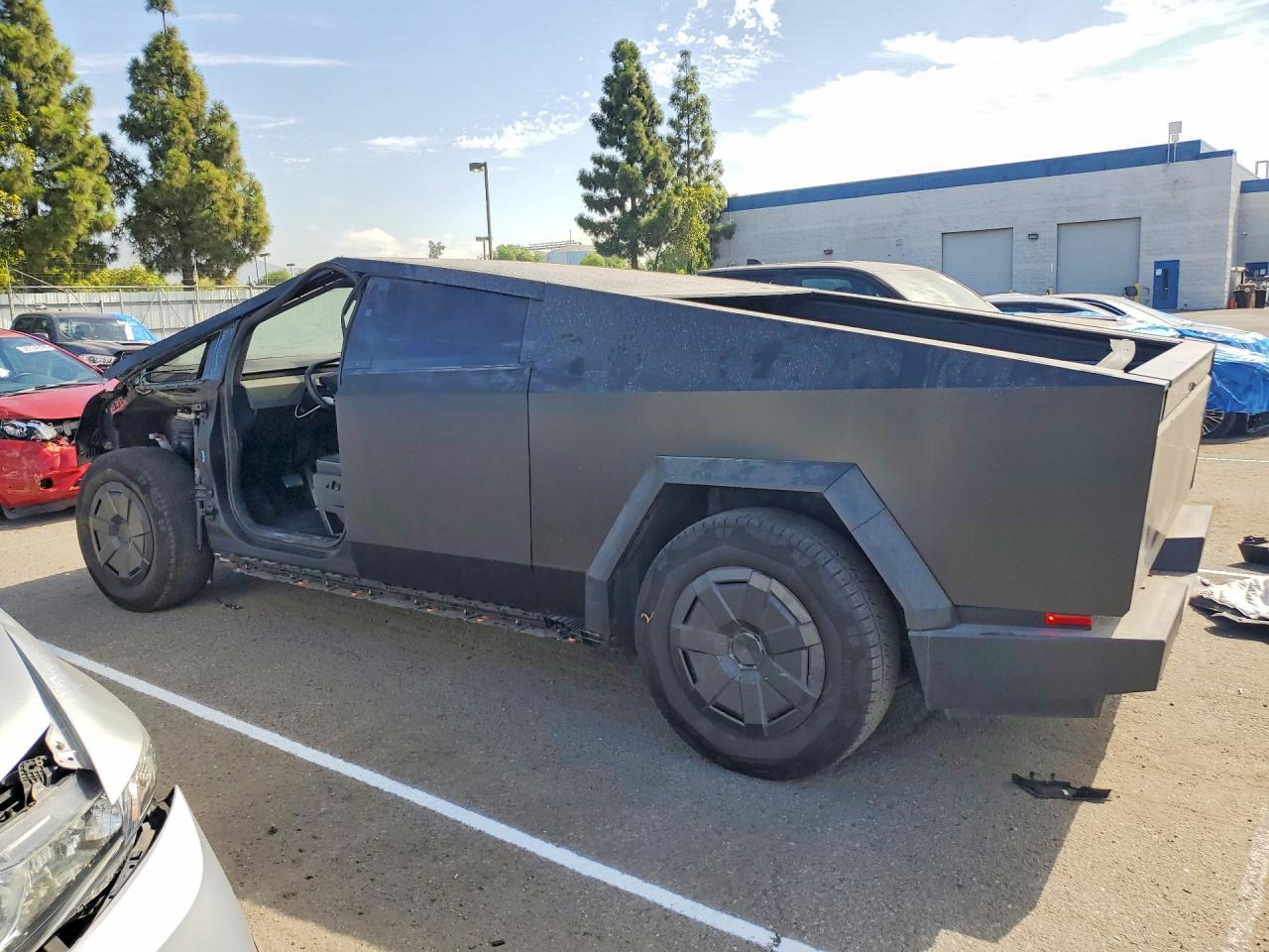 2025 Tesla Cybertruck - Фото 2