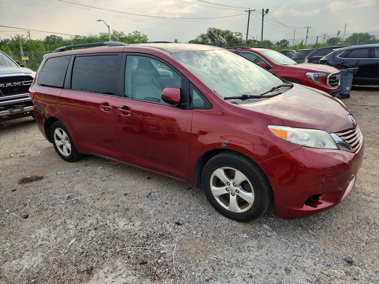 2017 Toyota Sienna Le - Фото 4