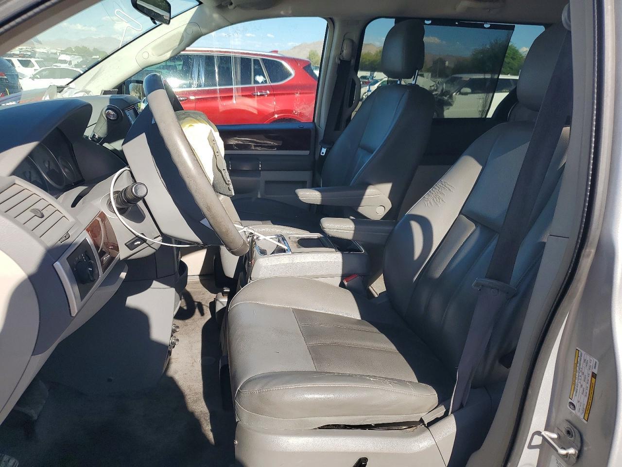 2010 Chrysler Town & Country Touring - Фото 7