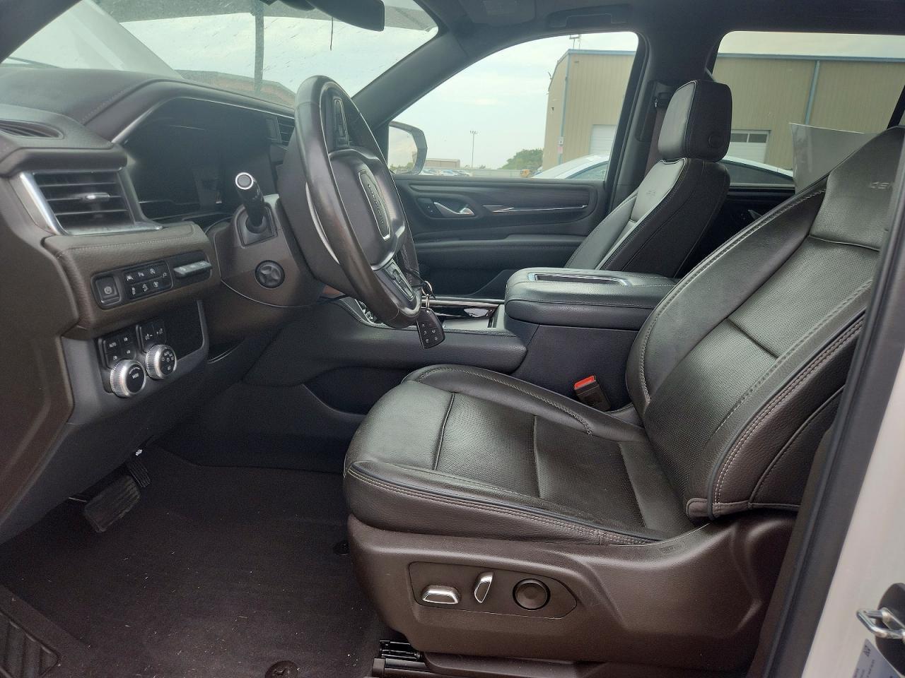 2022 GMC Yukon Denali - Image 7