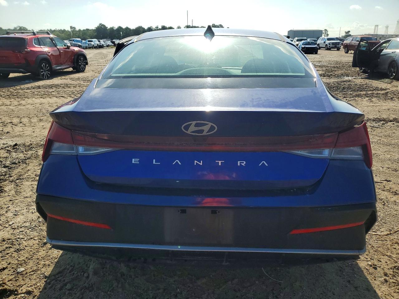 2025 Hyundai Elantra Sel - Image 6