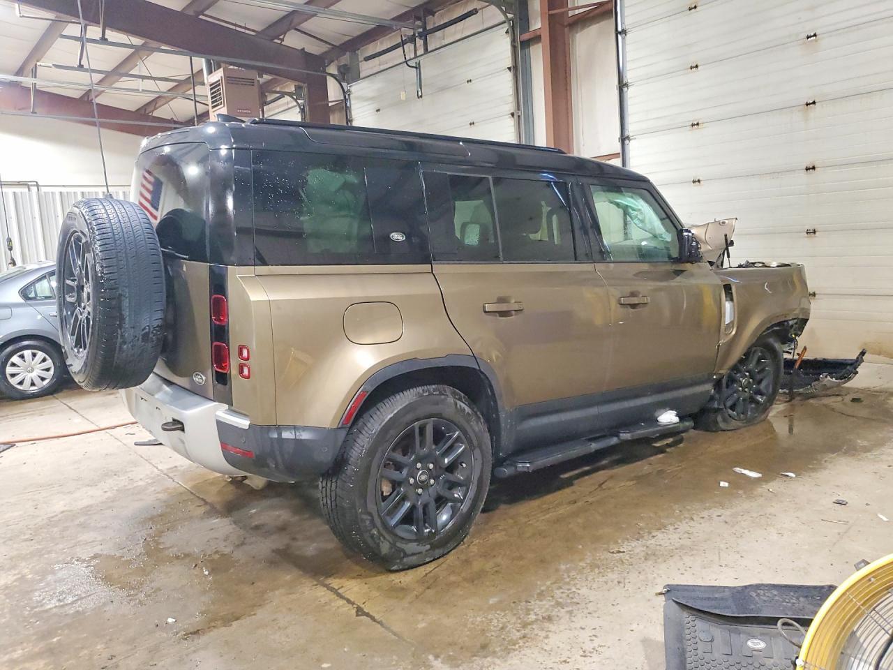 2023 Land Rover Defender 110 S - Фото 3