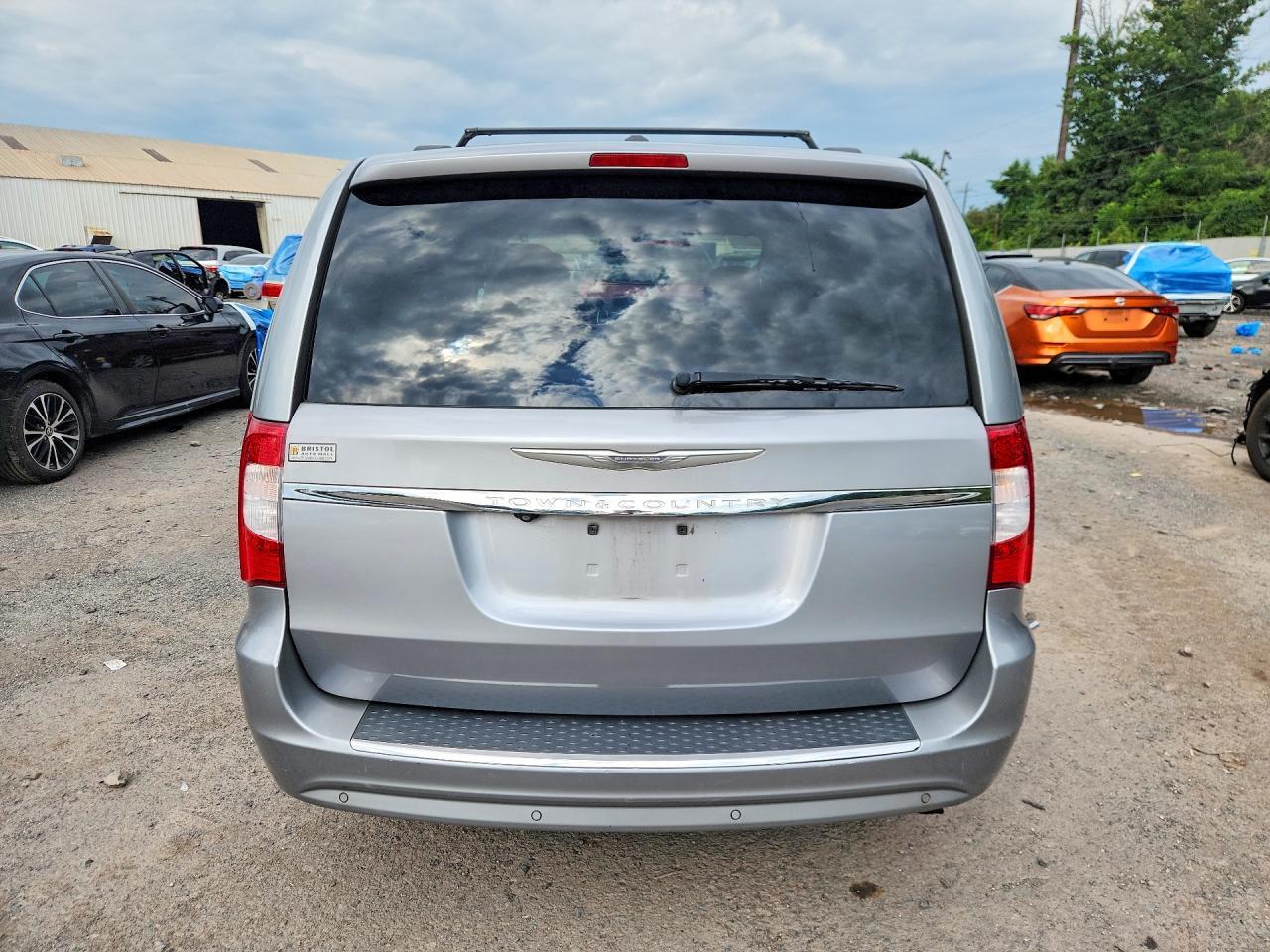 2014 Chrysler Town & Country Touring L - Image 6