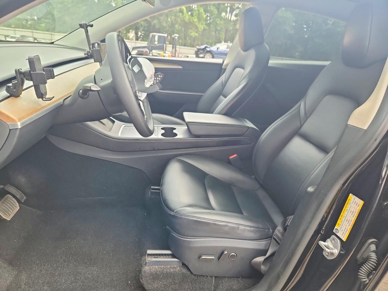2025 Tesla Model Y - Image 7