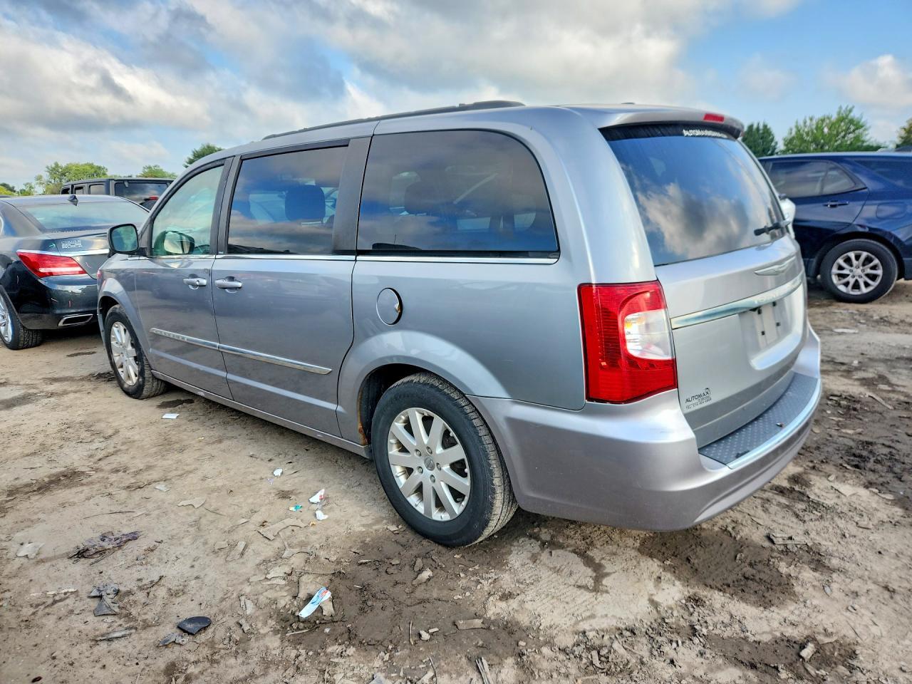 2014 Chrysler Town & Country Touring - Image 2