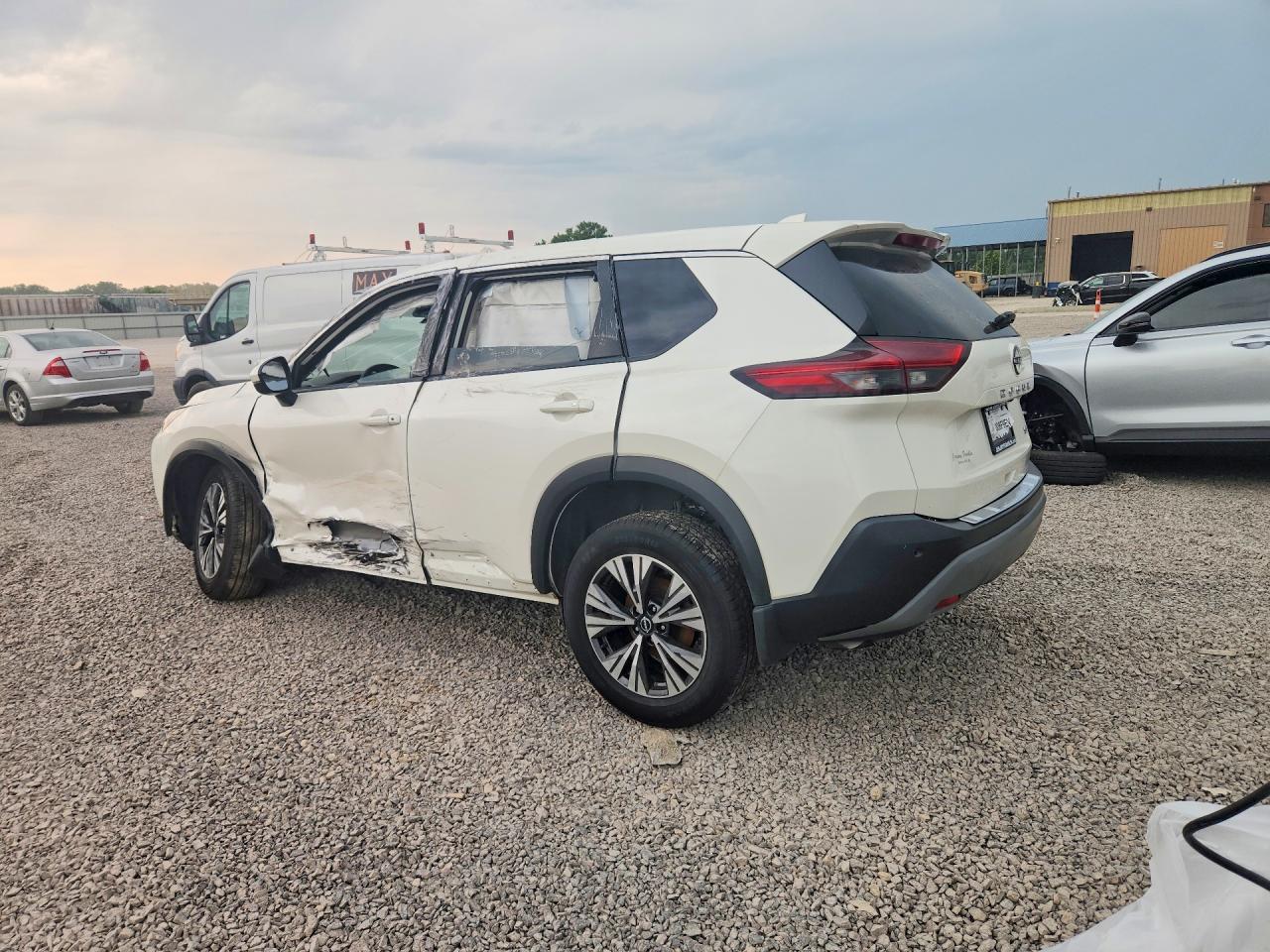 2023 Nissan Rogue Sv - Image 2