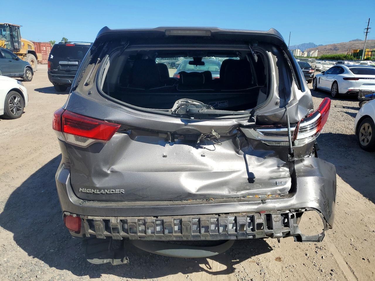 2017 Toyota Highlander Le - Image 6