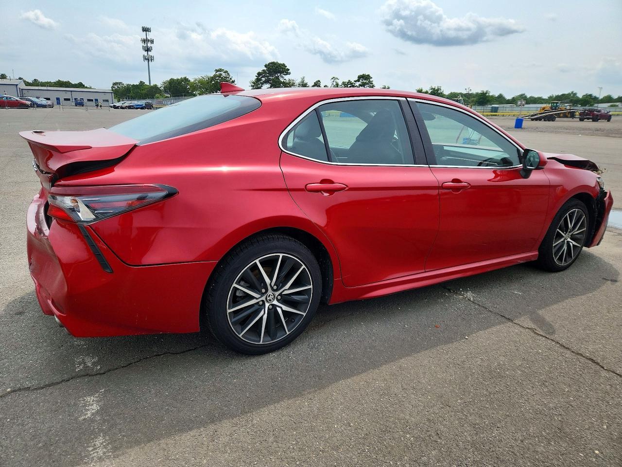 2021 Toyota Camry Se - Фото 3