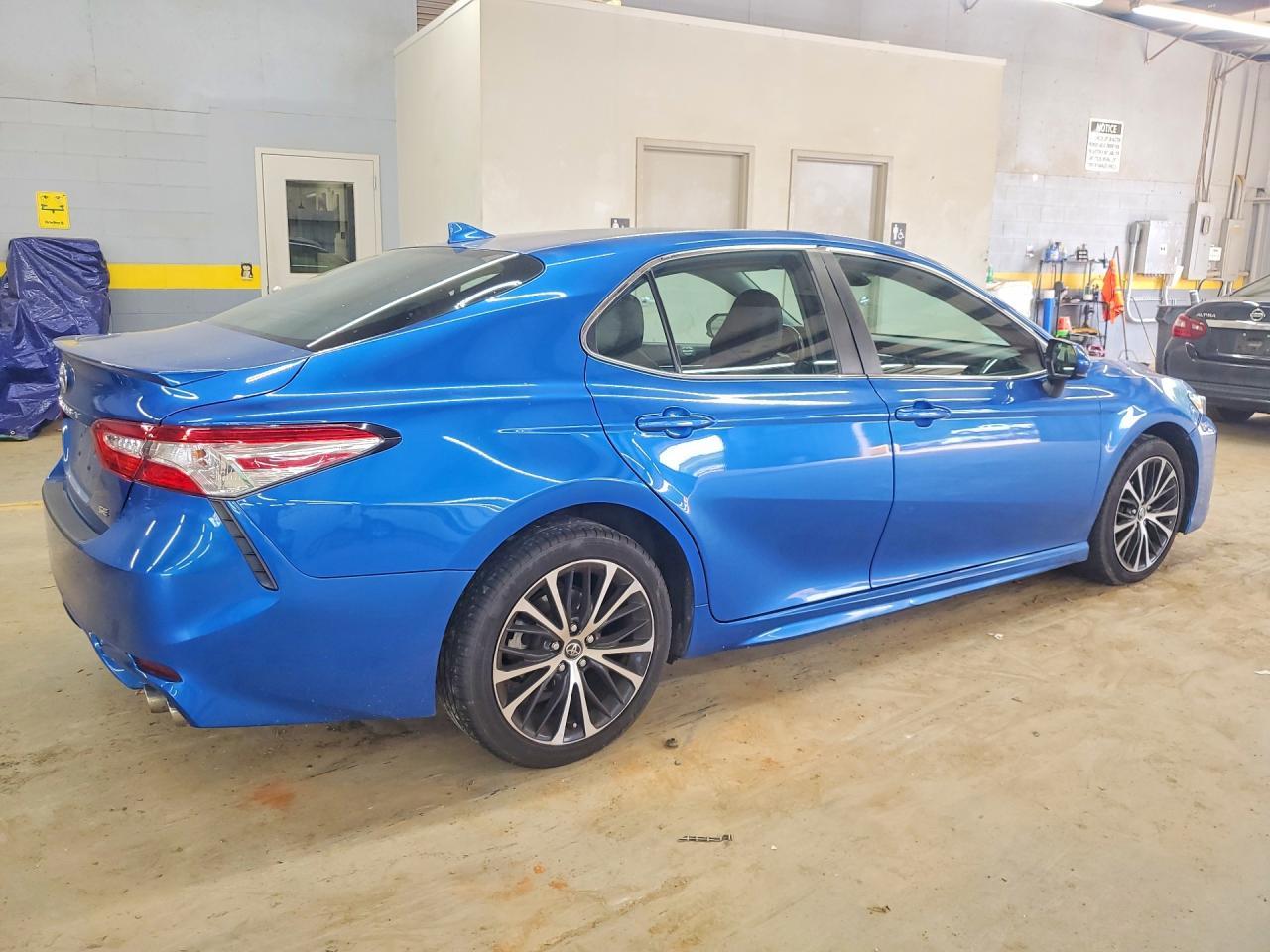 2020 Toyota Camry Se - Фото 3
