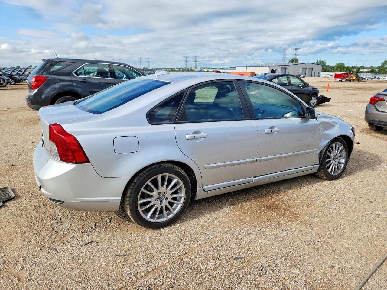 2010 Volvo S40 2.4I - Фото 3