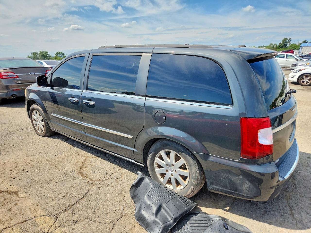 2011 Chrysler Town & Country Touring L - Фото 2