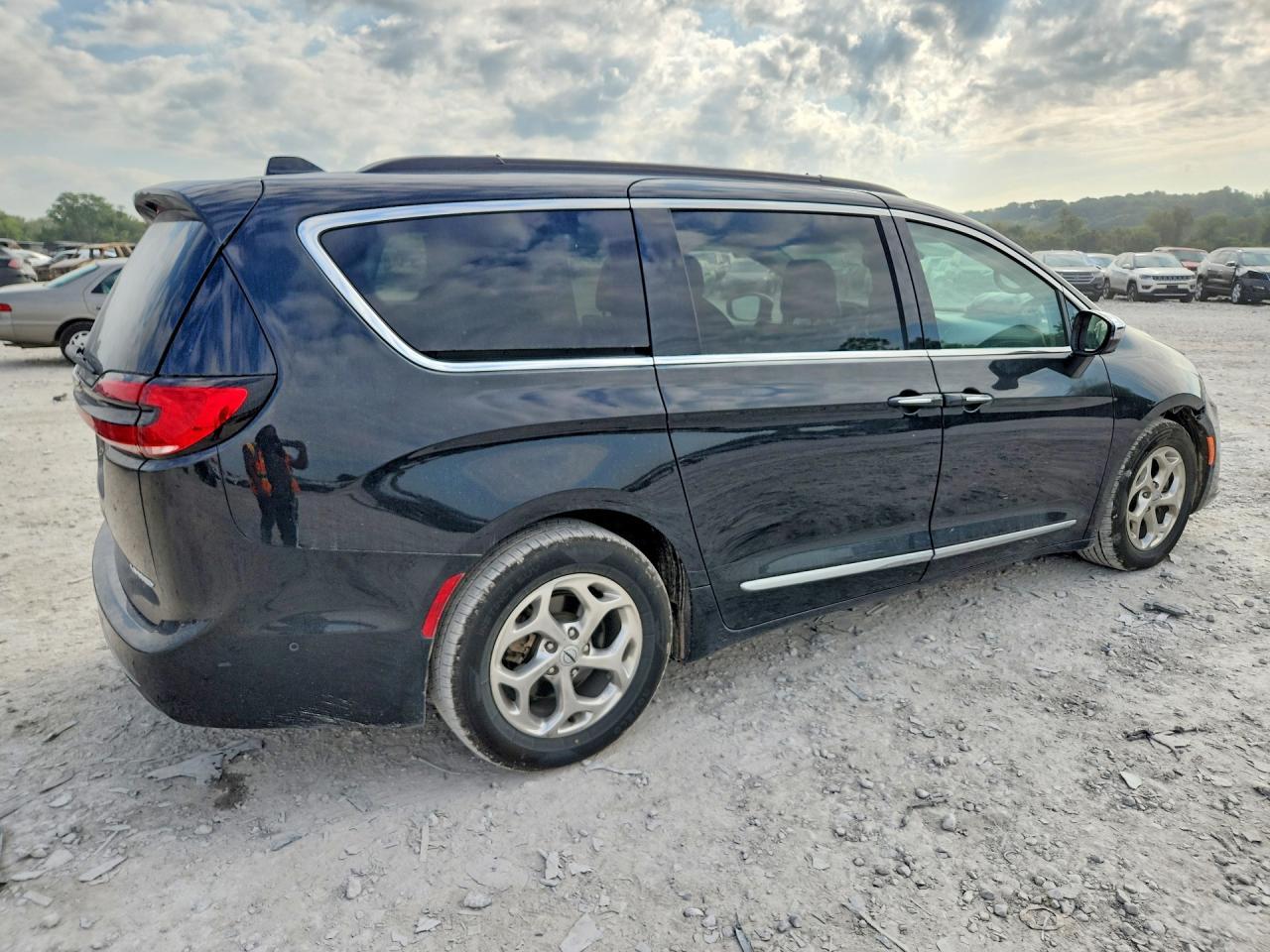 2022 Chrysler Pacifica Limited - Image 3