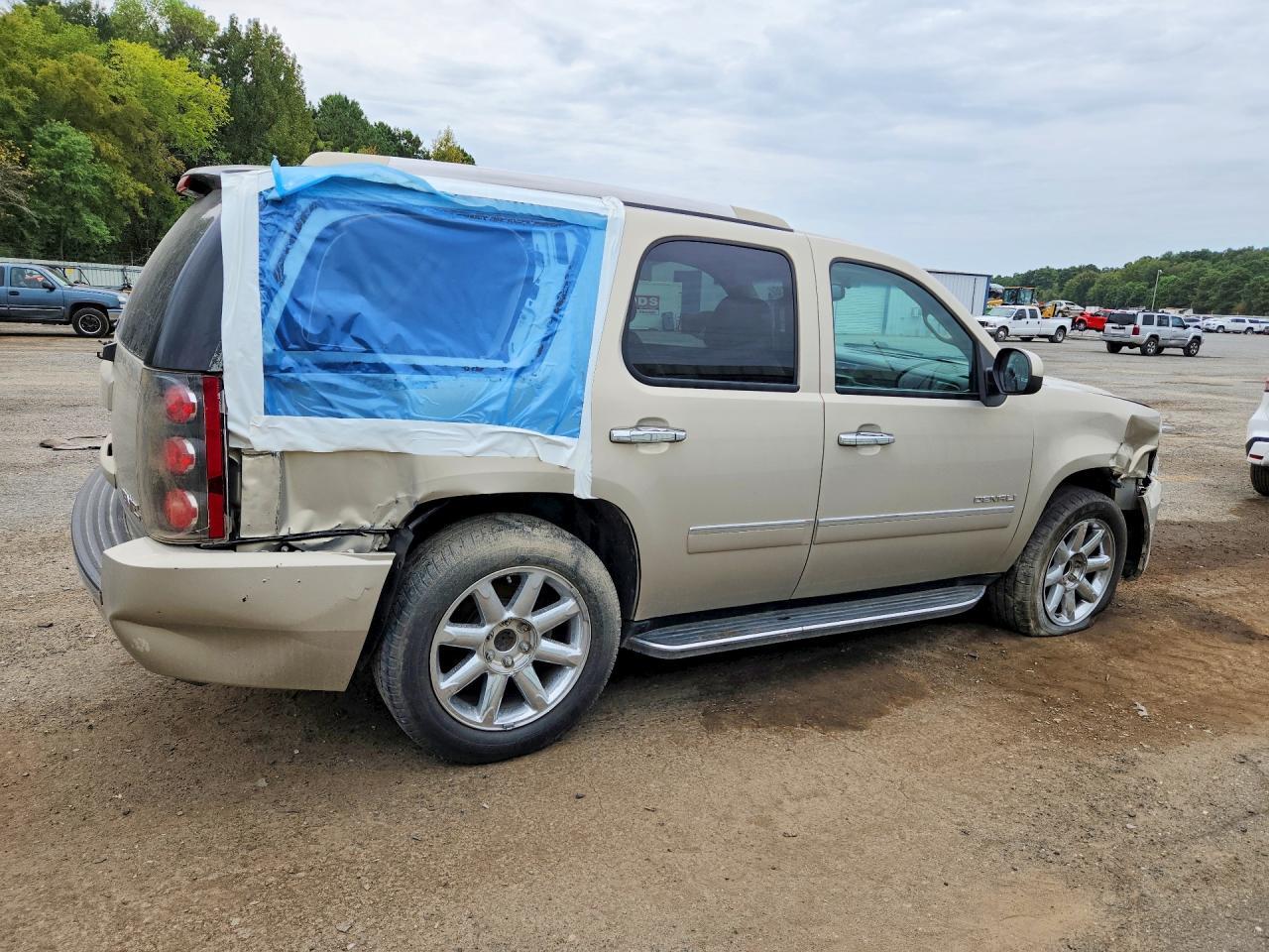 2011 GMC Yukon Denali - Image 3