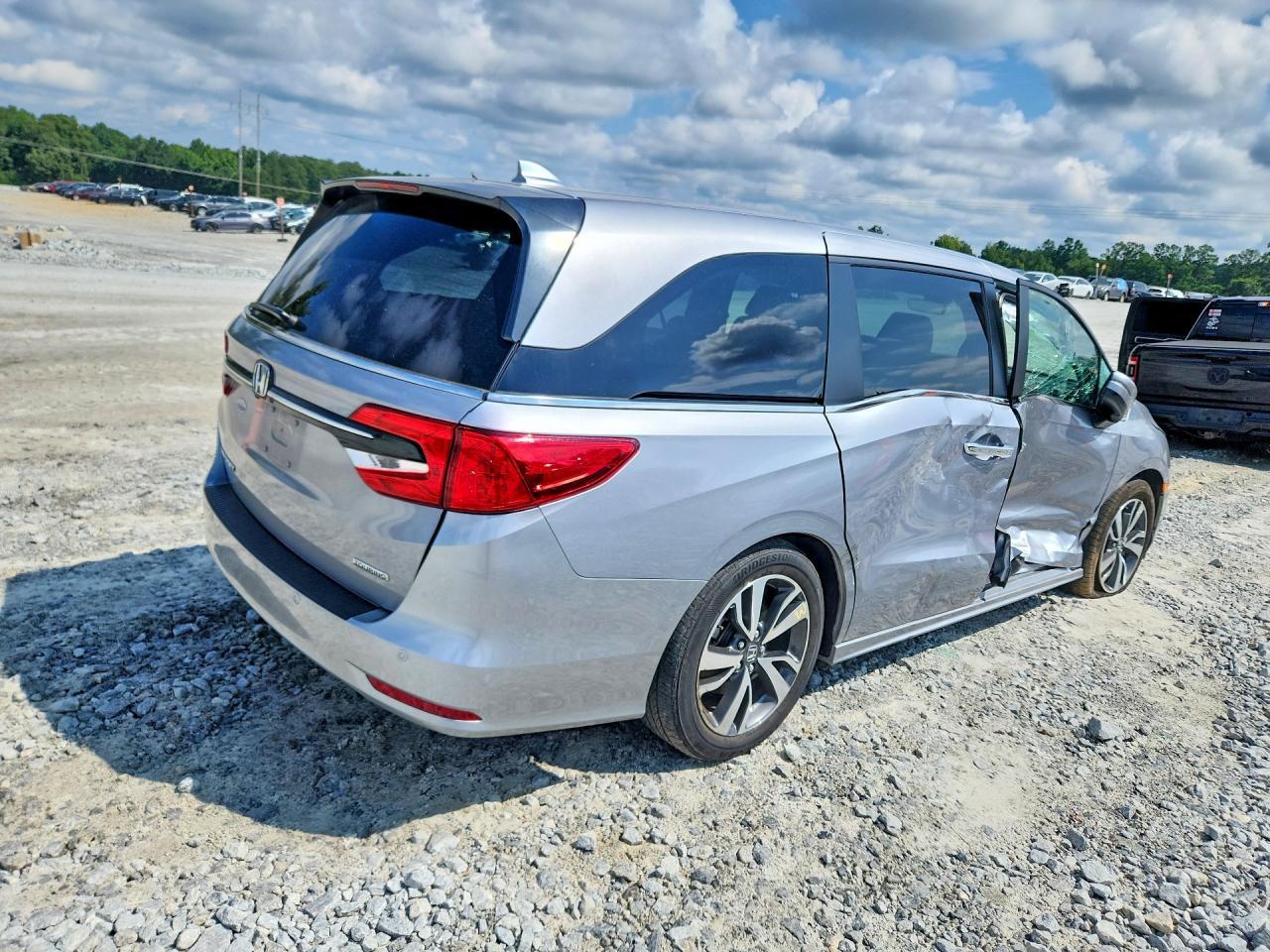 2023 Honda Odyssey Touring - Image 3