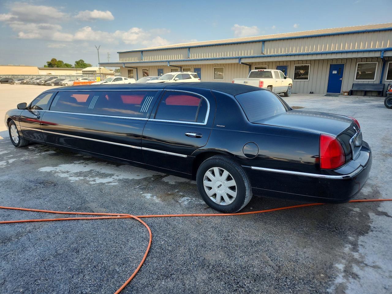 2005 Lincoln Town Car Executive - Image 2