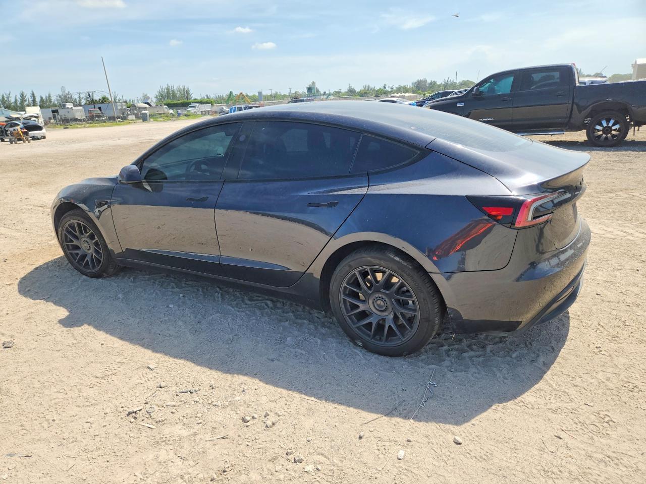 2025 Tesla Model 3 - Фото 2