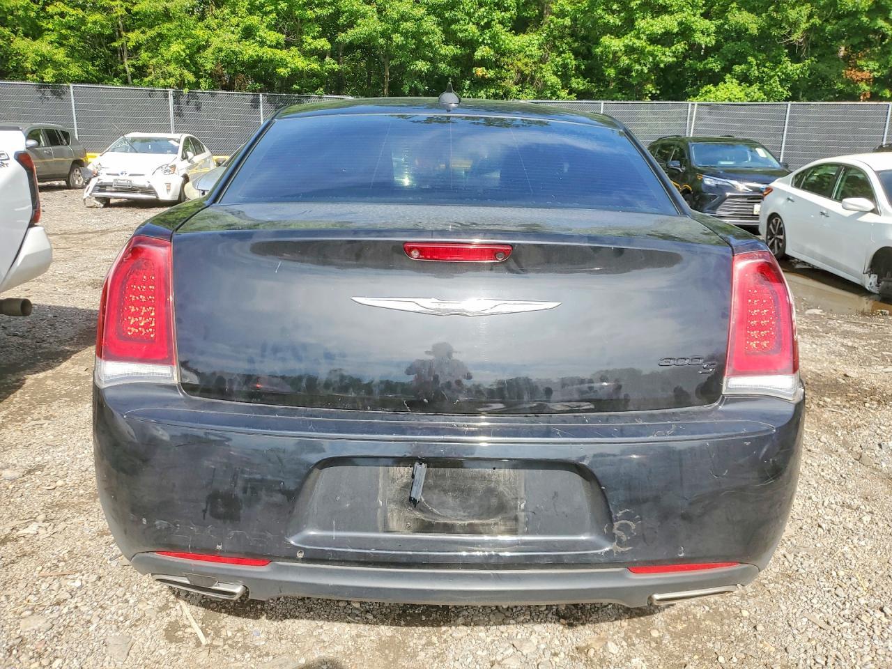 2019 Chrysler 300 S - Image 6
