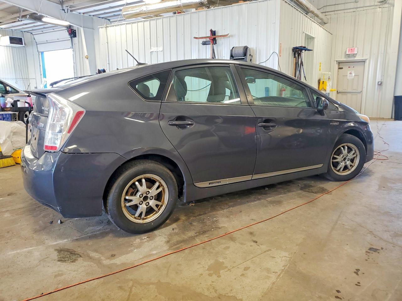 2011 Toyota Prius Three - Фото 3