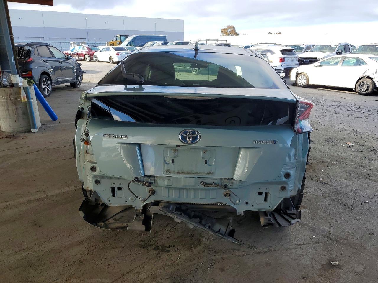 2016 Toyota Prius Three Touring - Image 6