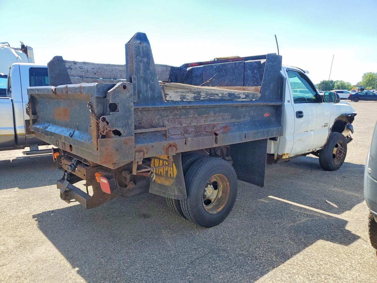 2004 Chevrolet Silverado Dump Truck - Image 3